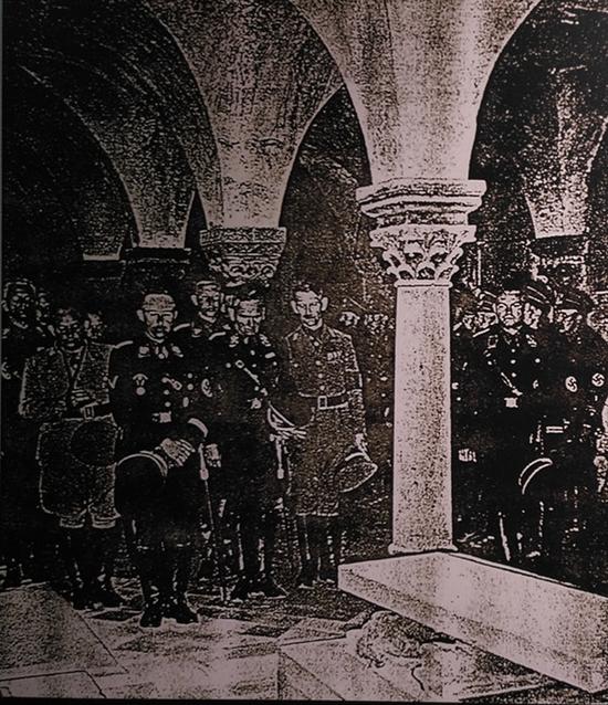 �ڿ����ֱ��Ǳ�ɽ������еĺ���һ��ʯ�������{��ļo��xʽ��