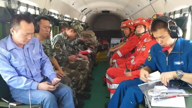 直8直升機(jī)搭載著救援人員和專業(yè)設(shè)備飛赴災(zāi)區(qū)