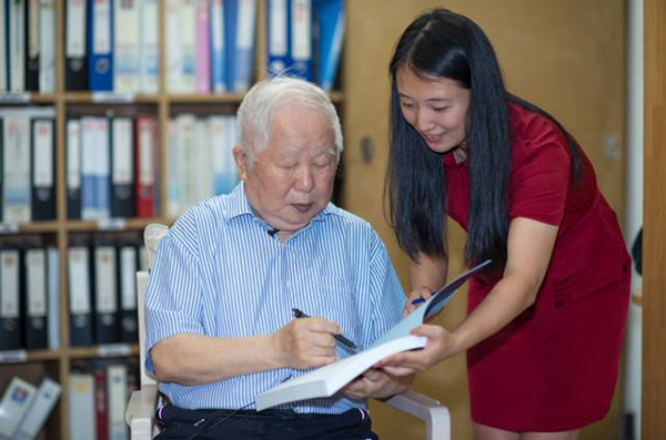 中國建筑和規(guī)劃大師、兩院院士吳良鏞接受采訪。