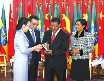 ▲李克強(qiáng)總理與夫人程虹當(dāng)?shù)貢r(shí)間6日上午同埃塞總統(tǒng)穆拉圖夫婦在國(guó)家宮會(huì)見(jiàn)。會(huì)見(jiàn)后,程虹將自己的著作和譯著贈(zèng)送給姆拉圖總統(tǒng)夫婦! D/中國(guó)政府網(wǎng)