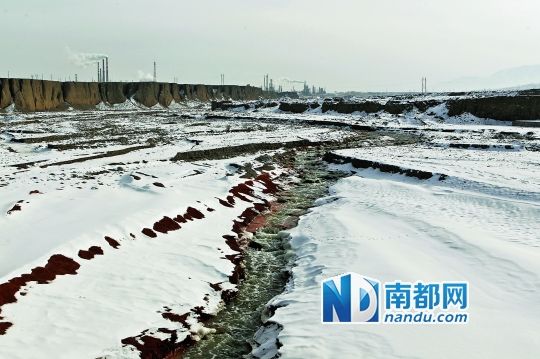 ��ѩ���w�µ�ʯ�ͺ���ˮ���Mխ���Ӽ���Ϫ��