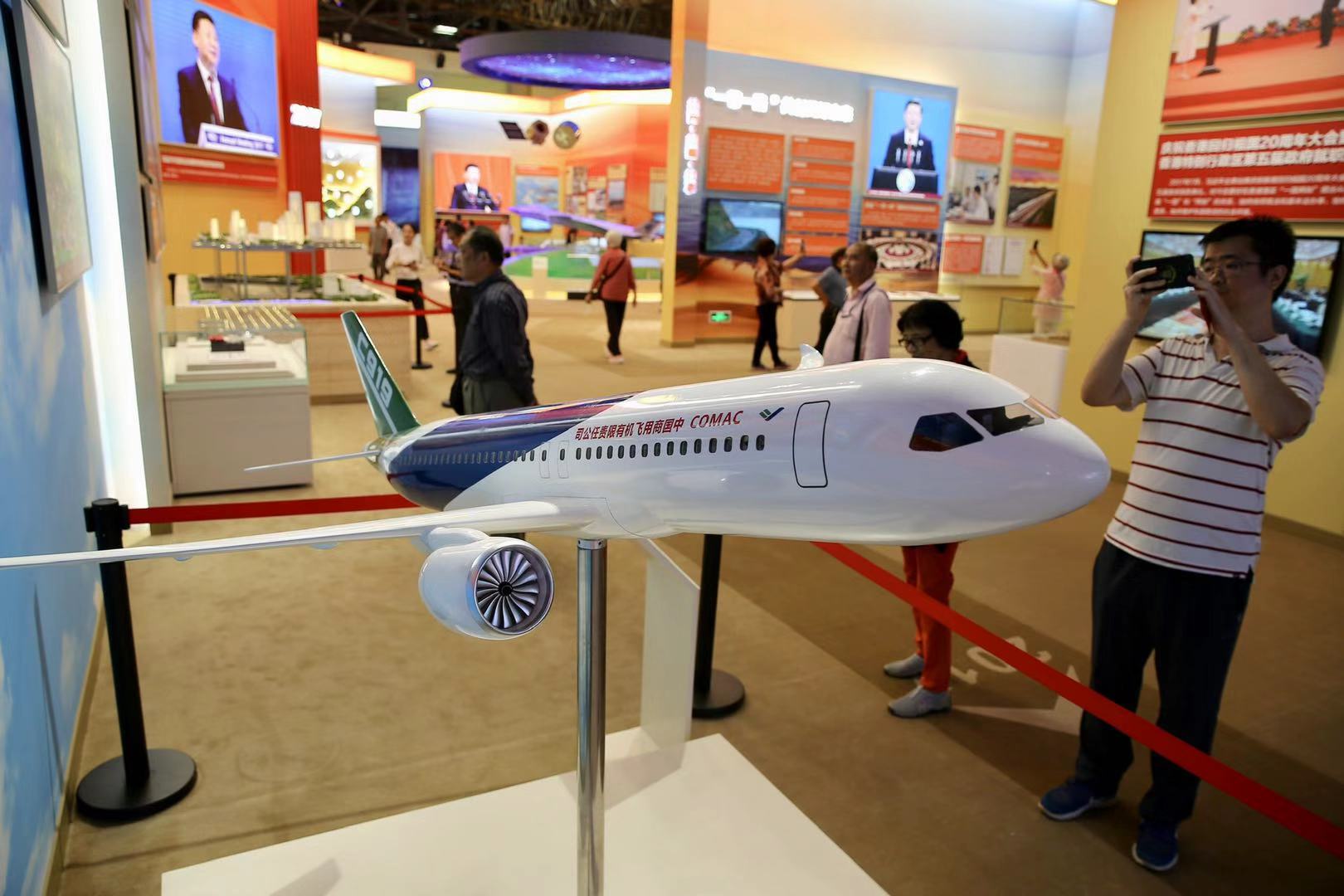 觀眾在參觀國產(chǎn)打飛機(jī)C919..jpg