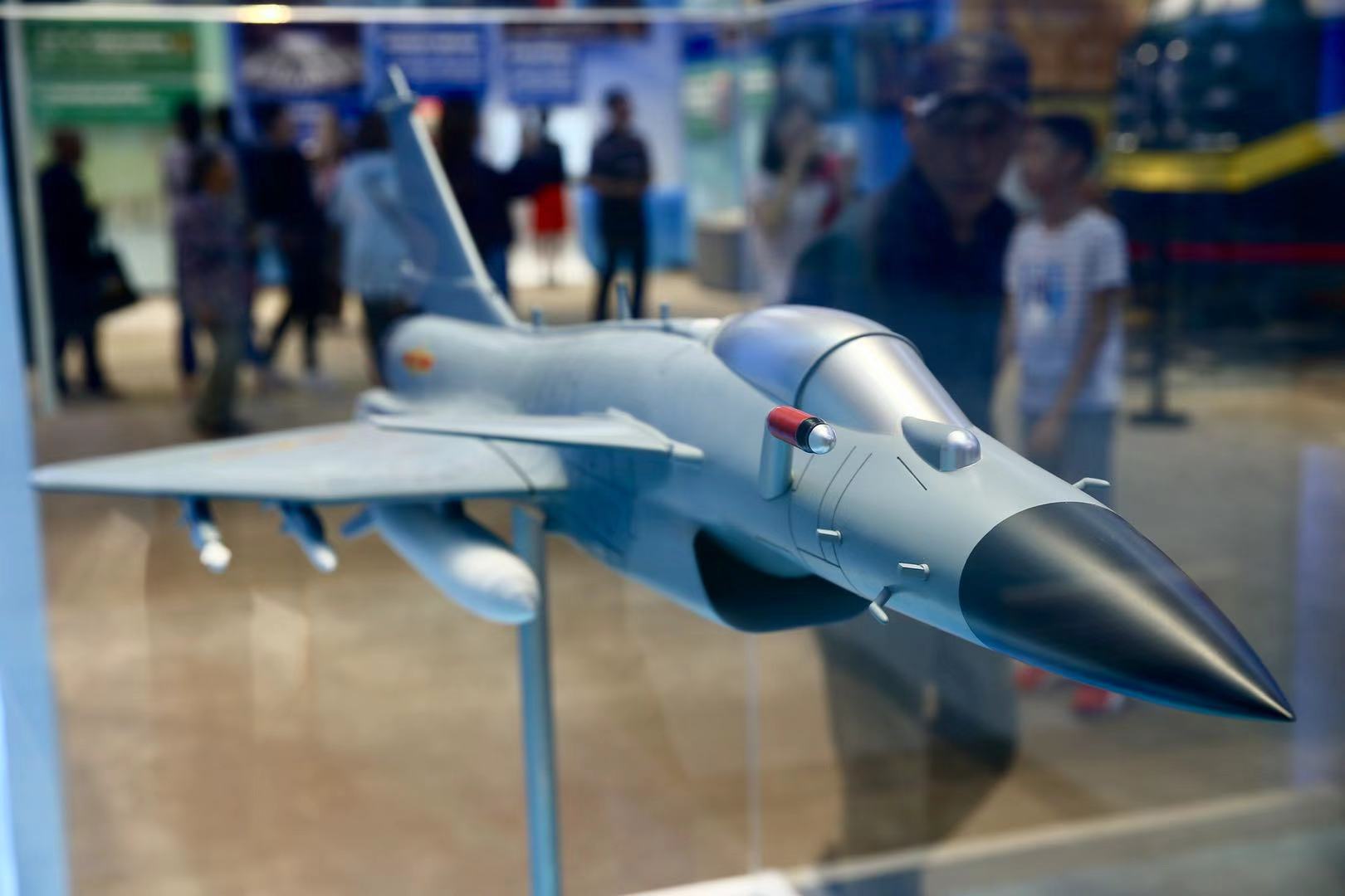 觀眾在參觀殲-10飛機(jī)模型。.jpg