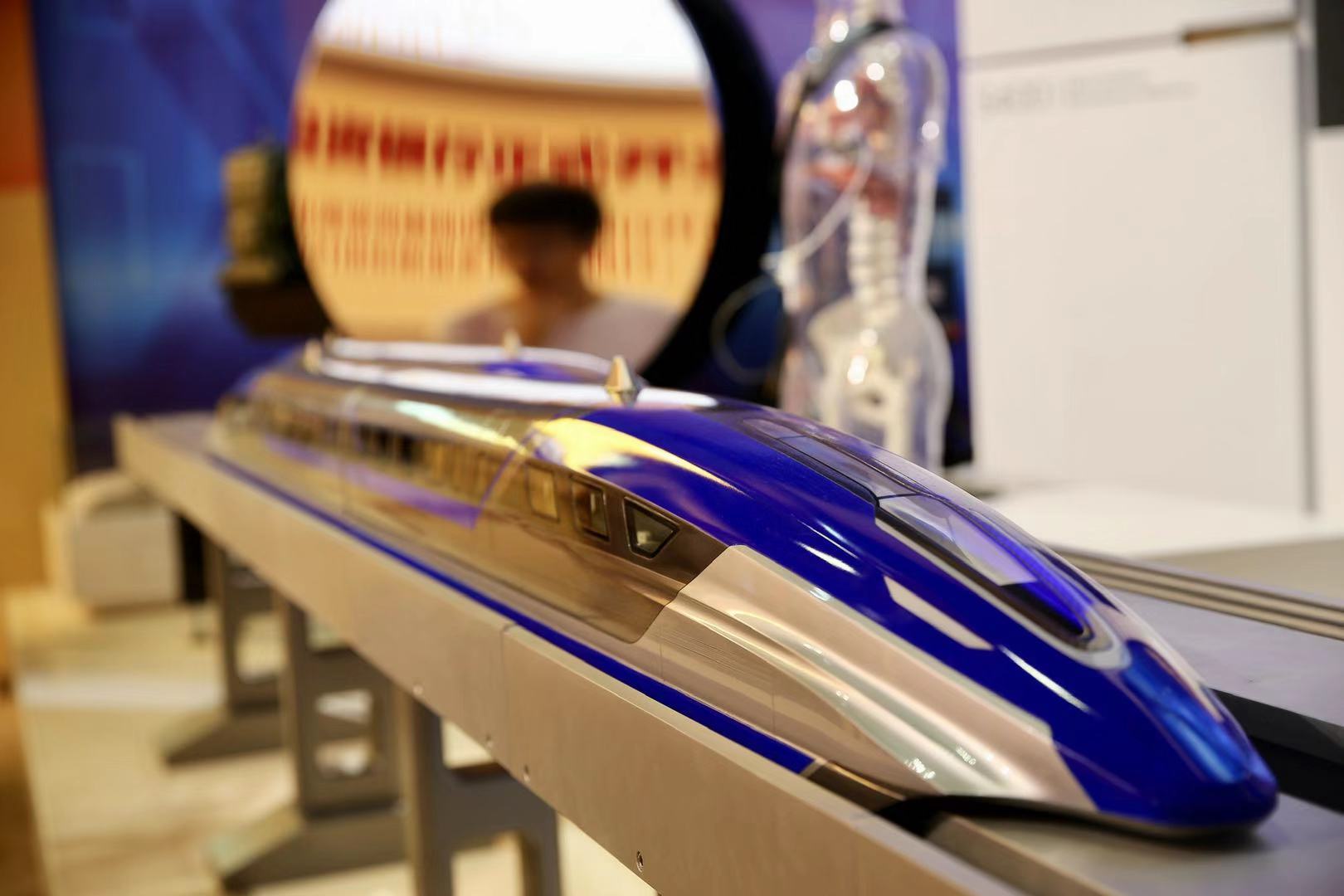 觀眾在觀看時速600公里高速磁浮列車模型.jpg