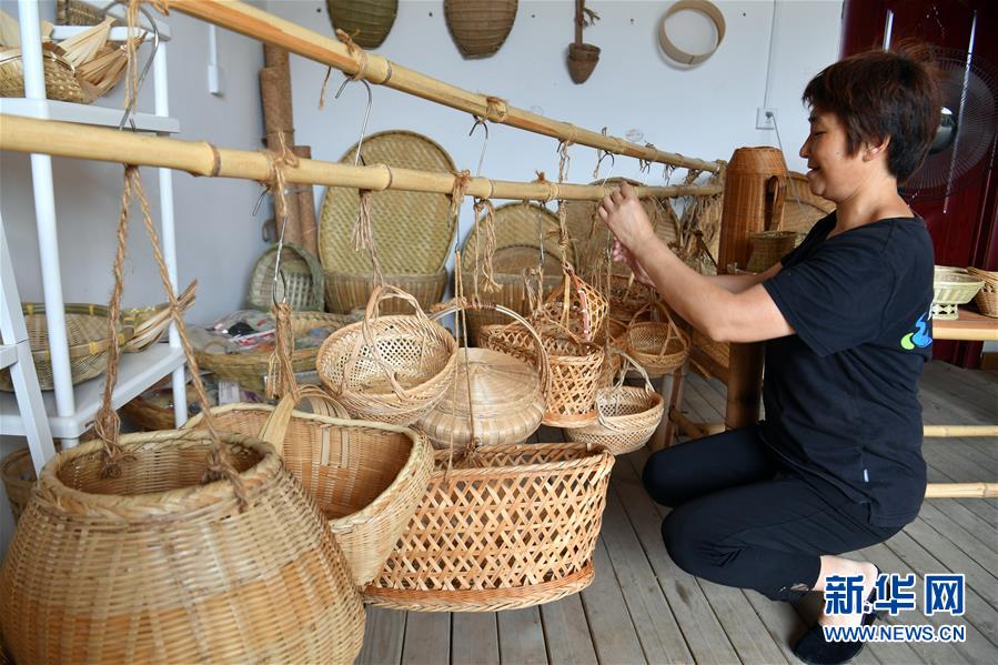 (新華全媒頭條·走向我們的小康生活·圖文互動)(10)大山深處有“新家”——大別山村繪出現(xiàn)代版“富春山居圖”