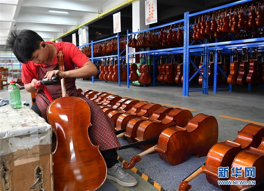 (走向我們的小康生活·圖文互動)(1)放下鋤頭,卻撥動命運的琴弦