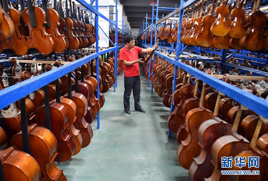 (走向我們的小康生活·圖文互動)(3)放下鋤頭,卻撥動命運的琴弦