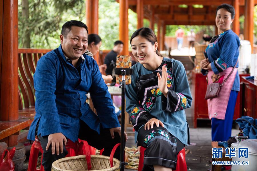 (脫貧攻堅(jiān)·扶貧印記)(1)十八洞村的“扶貧接力”