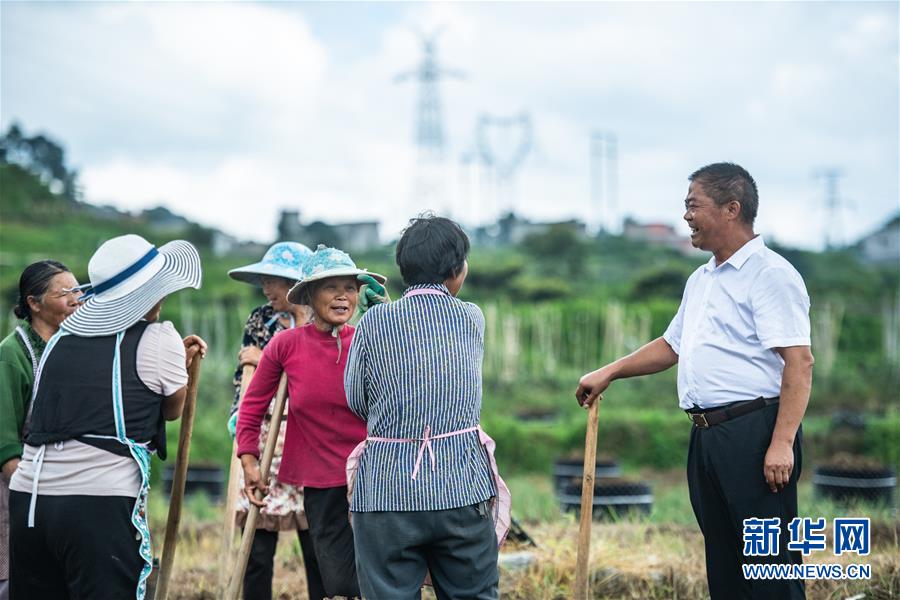 (新華全媒頭條·圖文互動)(2)脫下軍裝,奔赴沒有硝煙的“戰(zhàn)場”——貴州“兵支書”脫貧攻堅一線顯身手